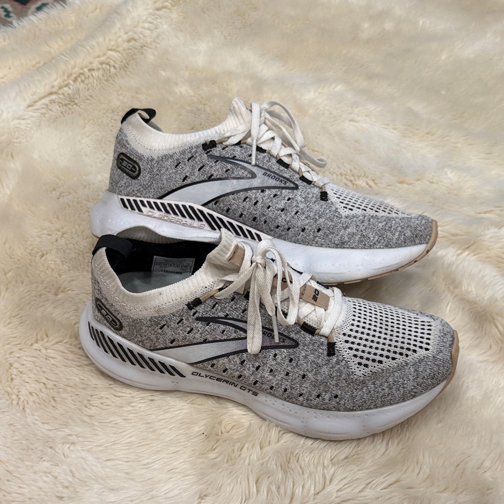 JUST LIKE NEW! Women’s Brook Glycerin Stealthfit GTS 20 running shoes!